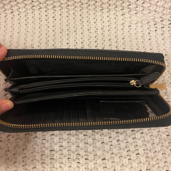 Michael Kors zip up wristlet wallet🖤✨ - Picture 4 of 7